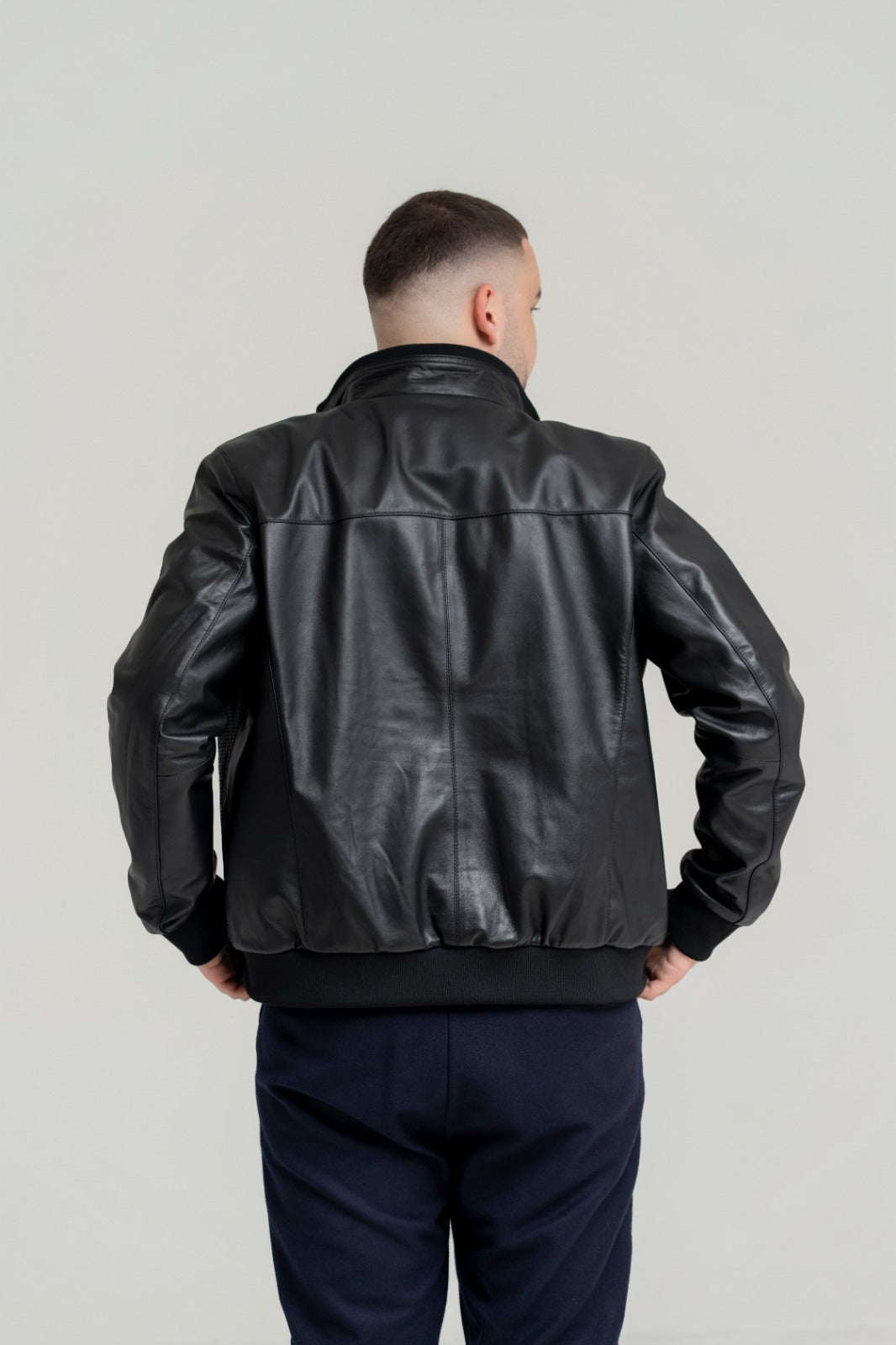 Jachetă Bomber Premium – Piele Naturală de Ovină cu Textură Perforată