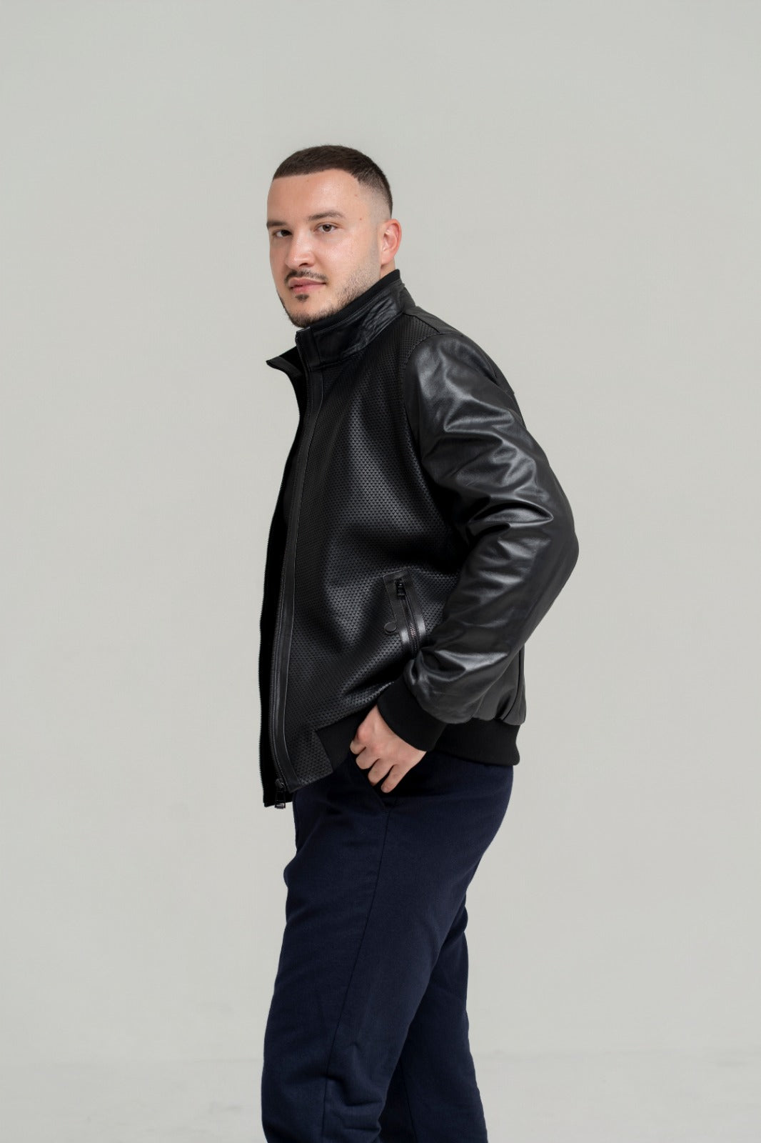 Jachetă Bomber Premium – Piele Naturală de Ovină cu Textură Perforată