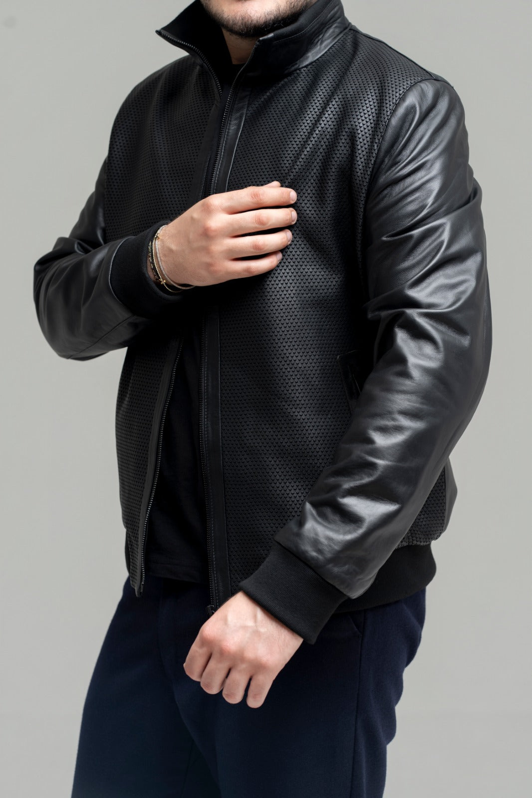 Jachetă Bomber Premium – Piele Naturală de Ovină cu Textură Perforată