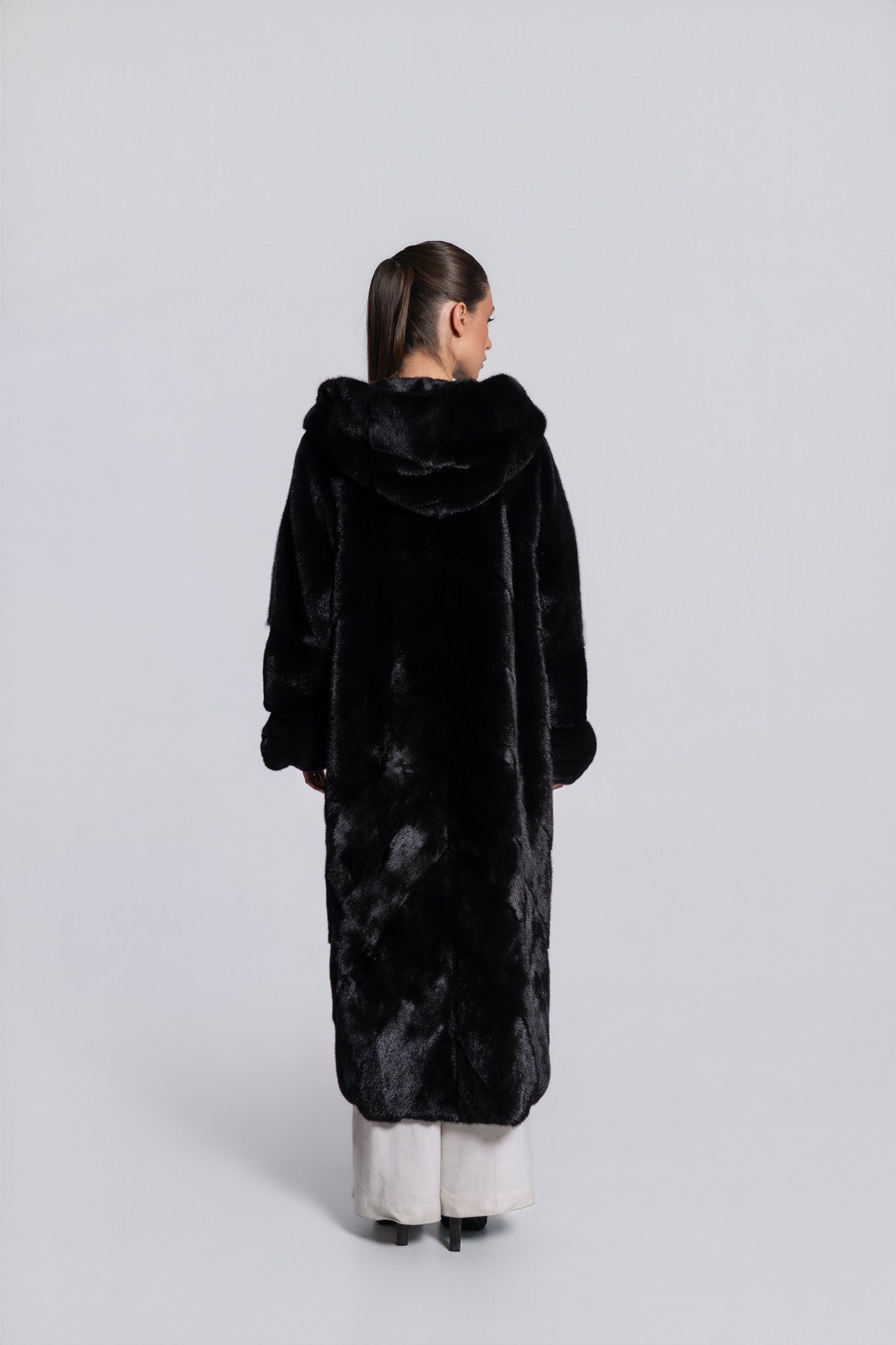 Haină lungă din Blană Naturală de Vizon cu Glugă – Black