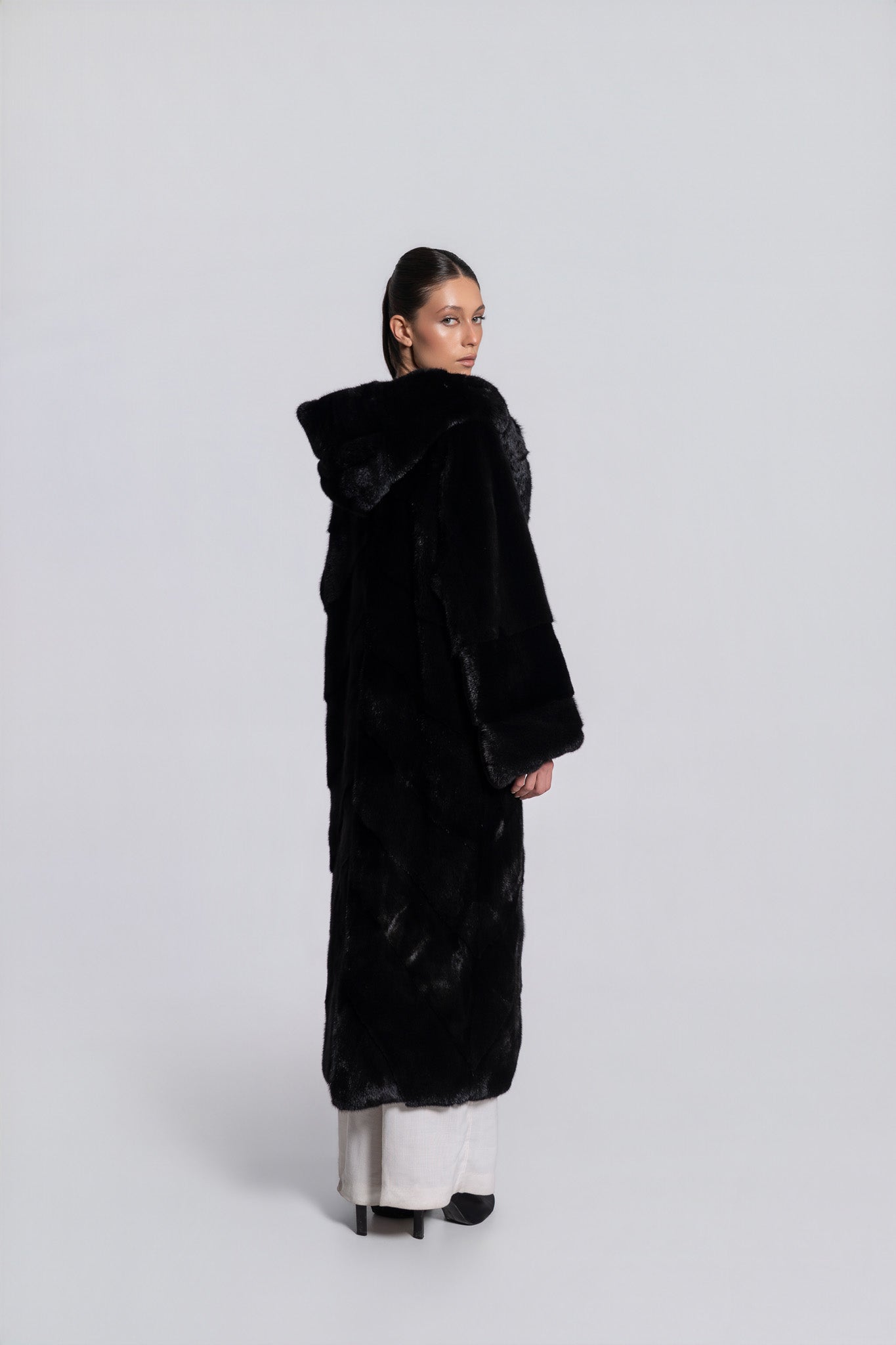 Haină lungă din Blană Naturală de Vizon cu Glugă – Black