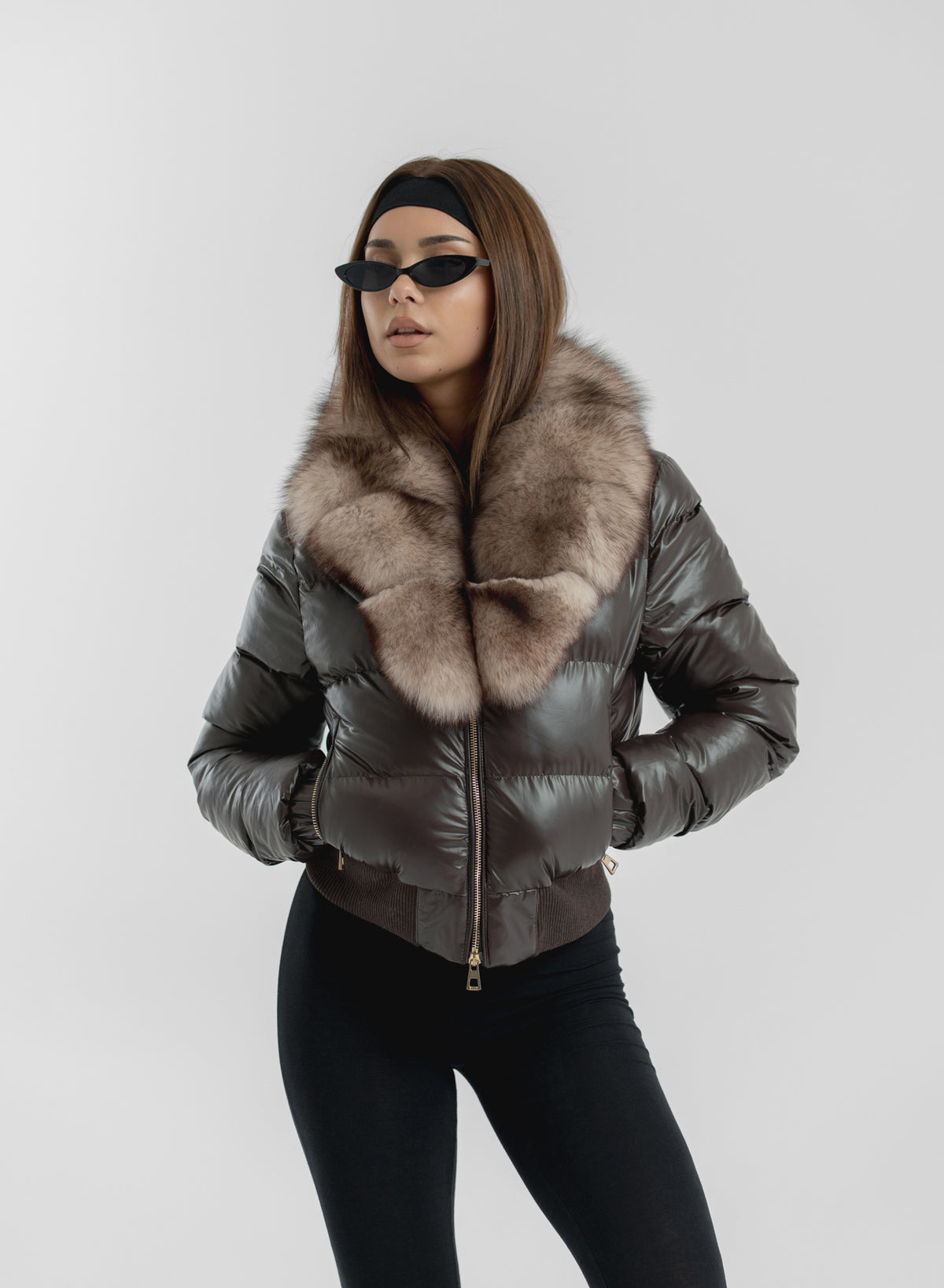 Geacă din fâș impermeabil lucios - accesorizată cu guler din blană naturală de vulpe