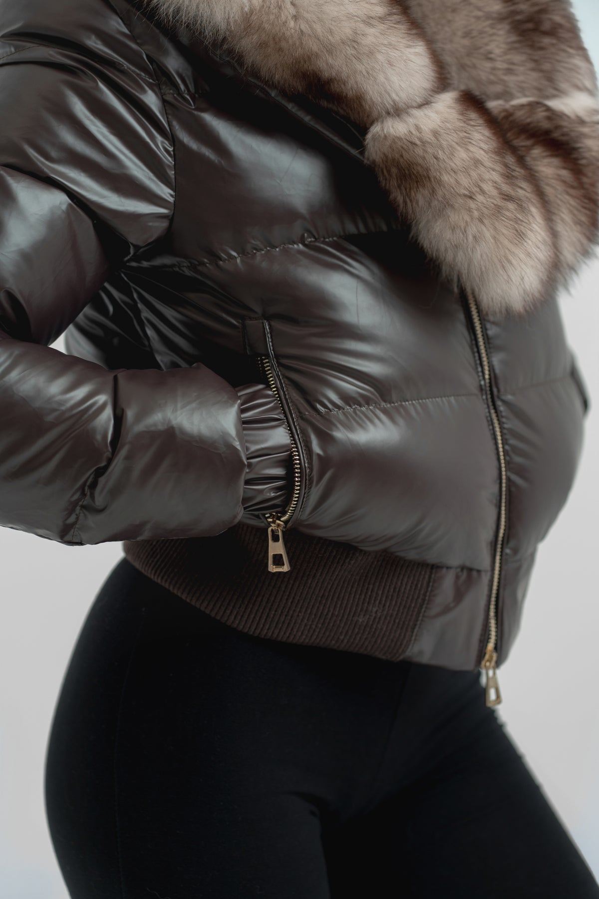 Geacă din fâș impermeabil lucios - accesorizată cu guler din blană naturală de vulpe