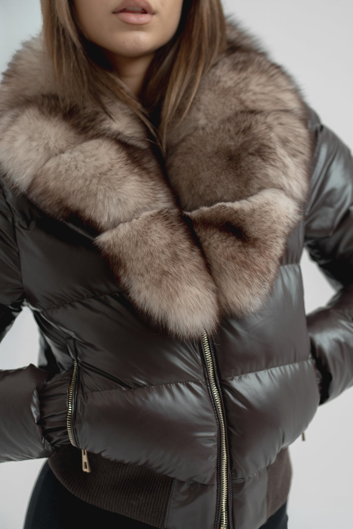 Geacă din fâș impermeabil lucios - accesorizată cu guler din blană naturală de vulpe