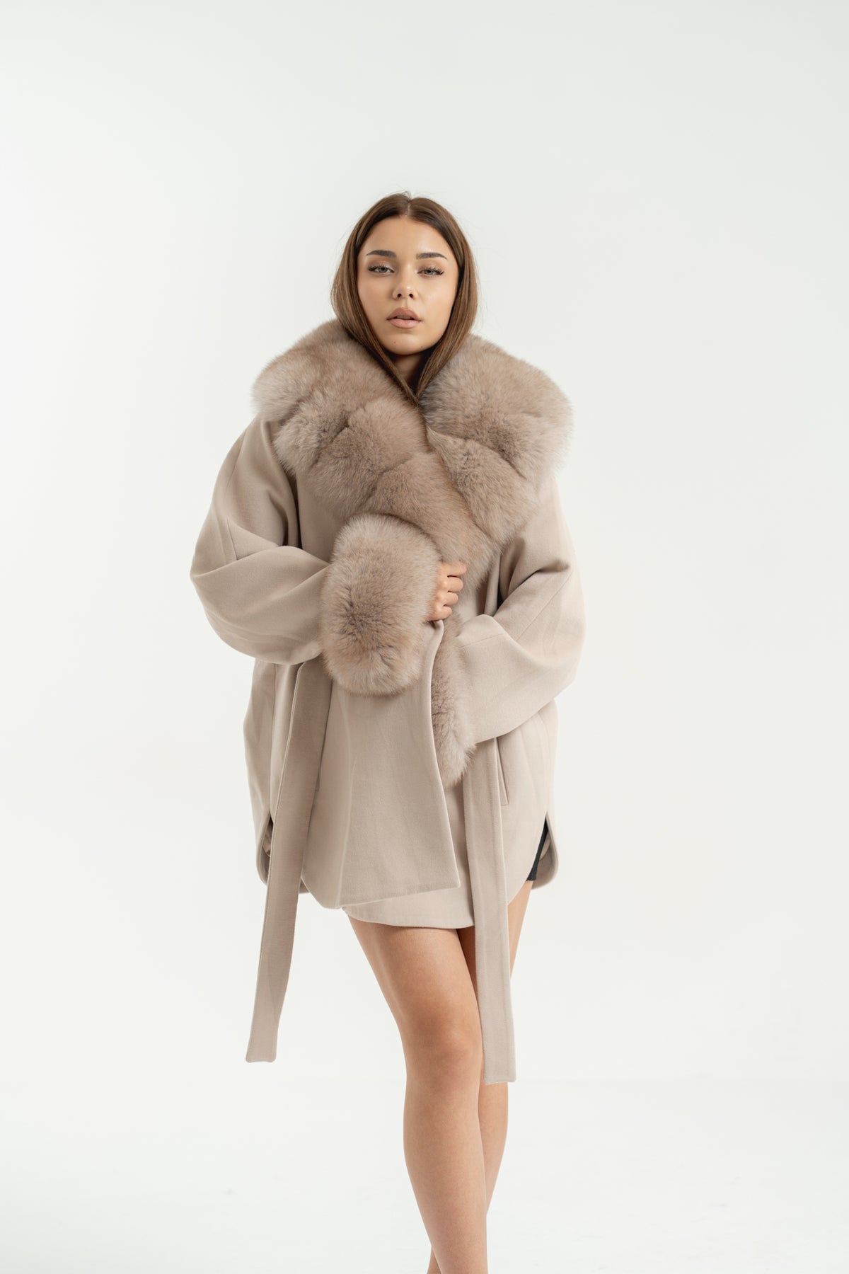 Palton scurt din cașmir premium, accesorizat cu blană naturală de vulpe