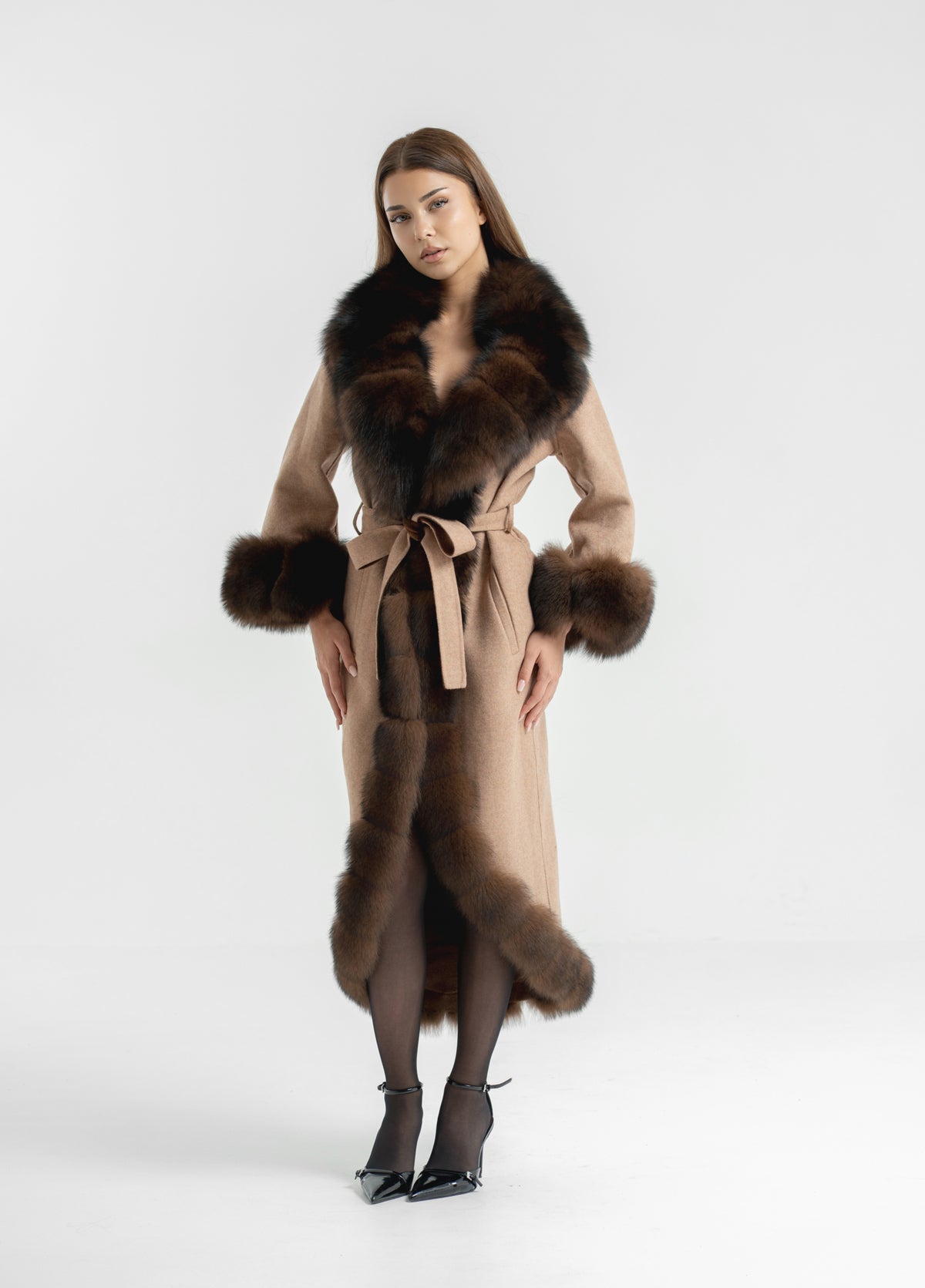 Palton alpaca accesorizat cu blana de vulpe
