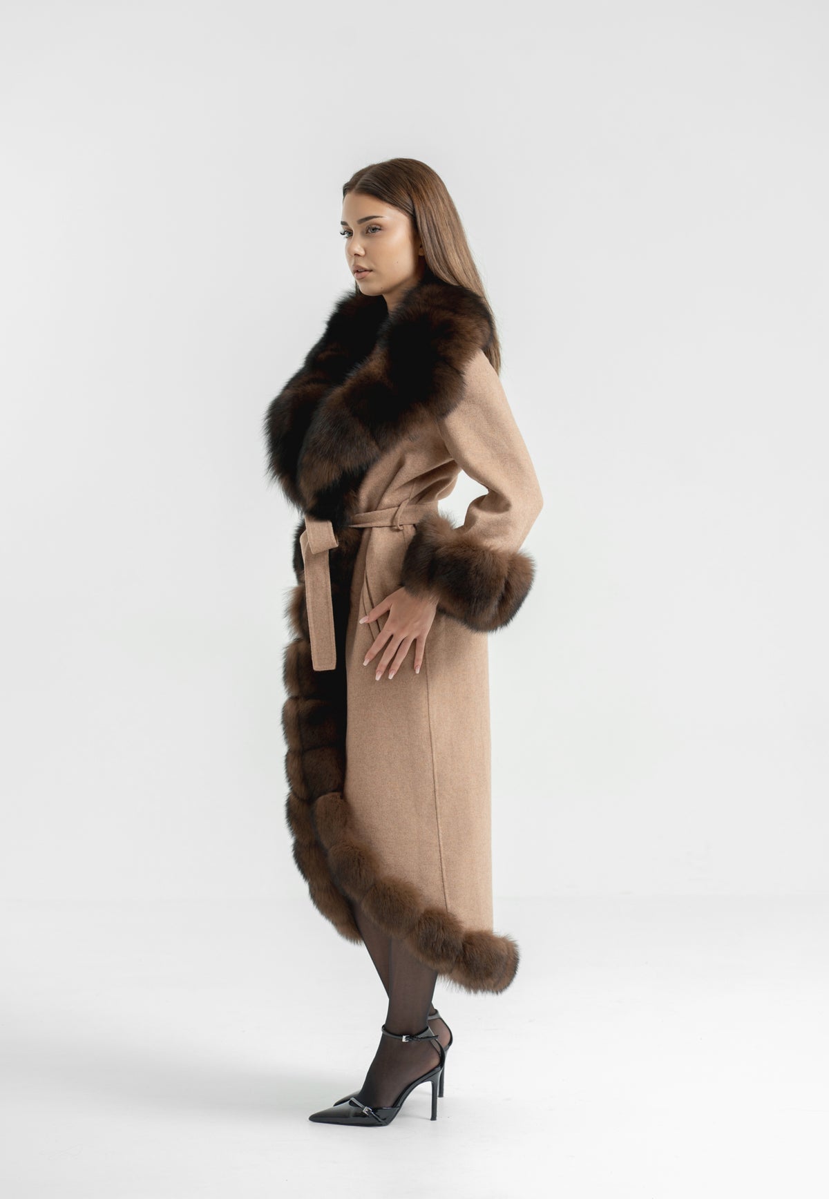Palton alpaca accesorizat cu blana de vulpe