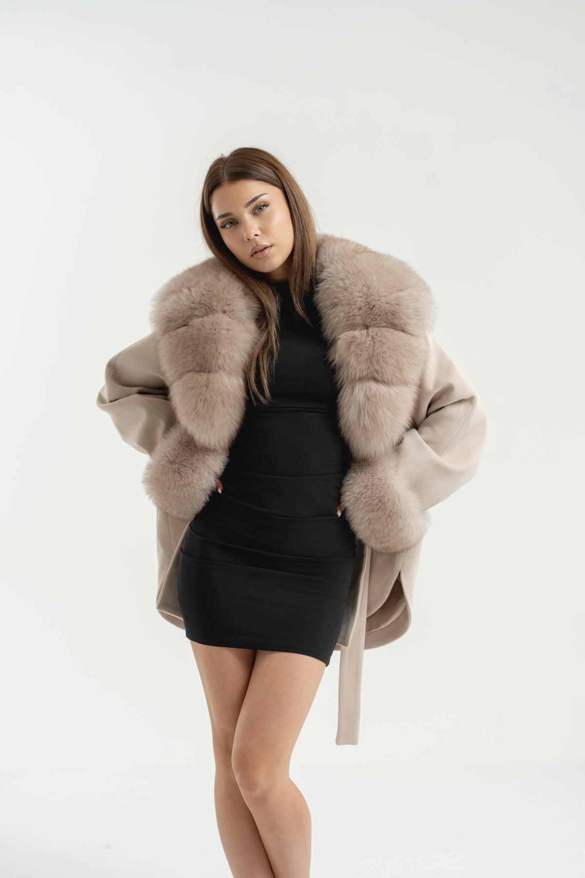 Palton scurt din cașmir premium, accesorizat cu blană naturală de vulpe
