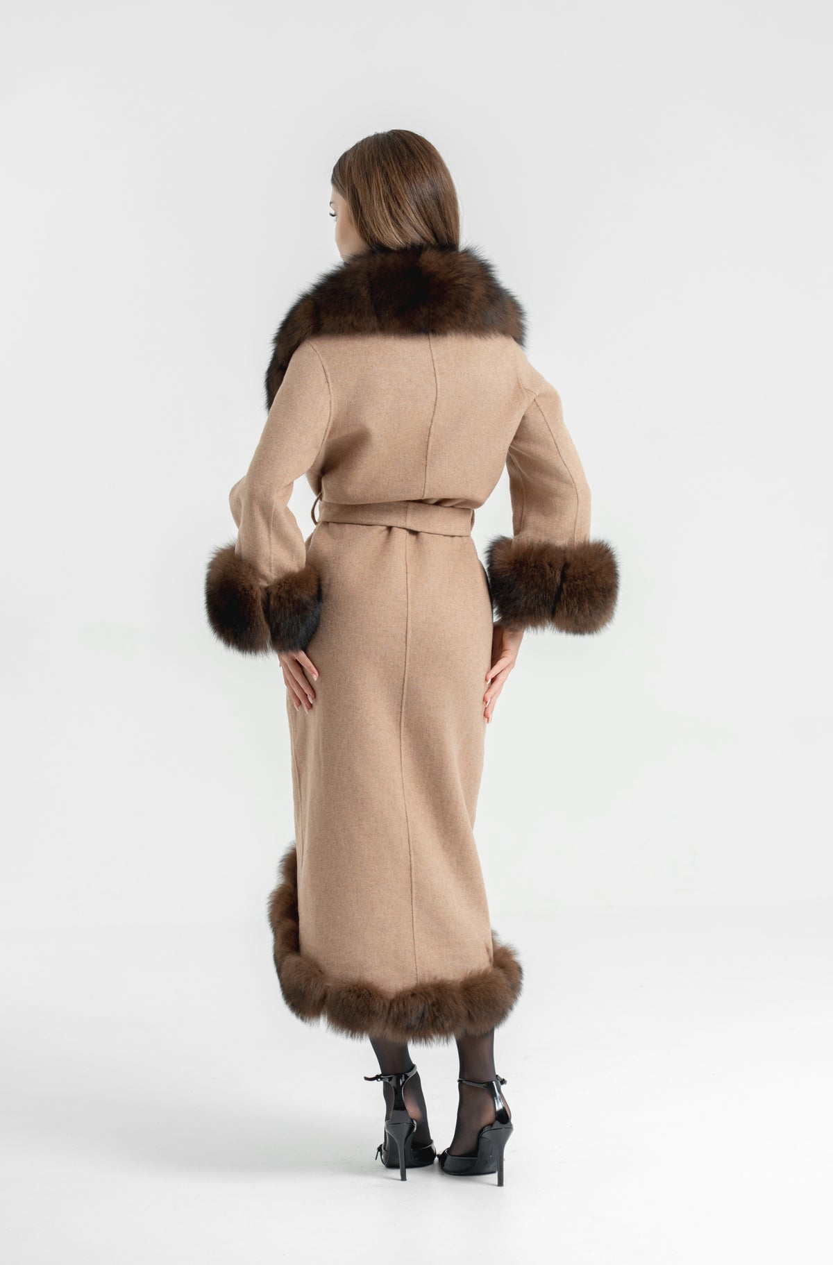 Palton alpaca accesorizat cu blana de vulpe
