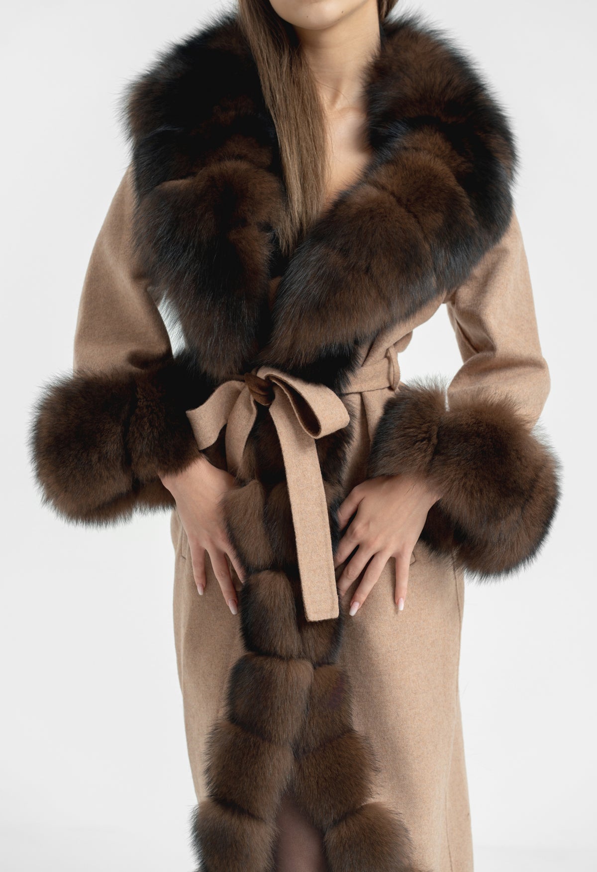 Palton alpaca accesorizat cu blana de vulpe