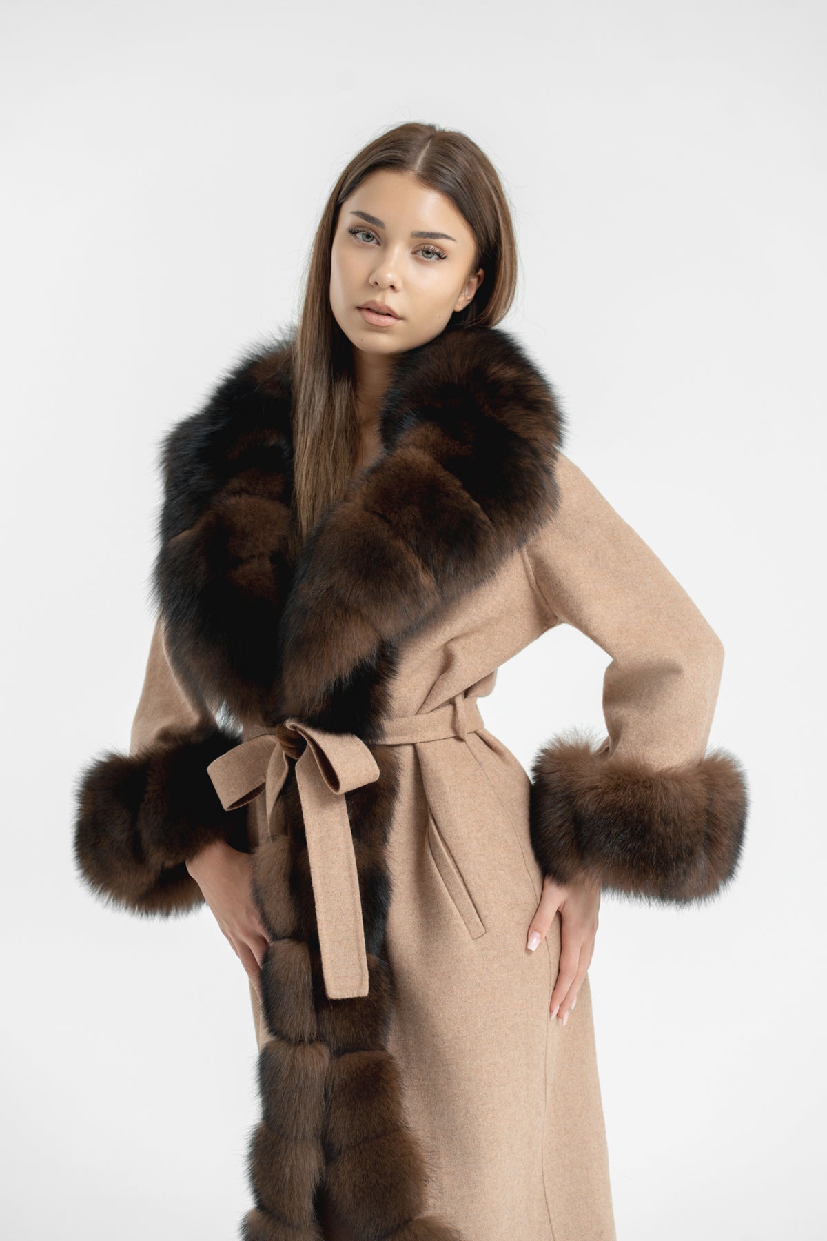 Palton alpaca accesorizat cu blana de vulpe