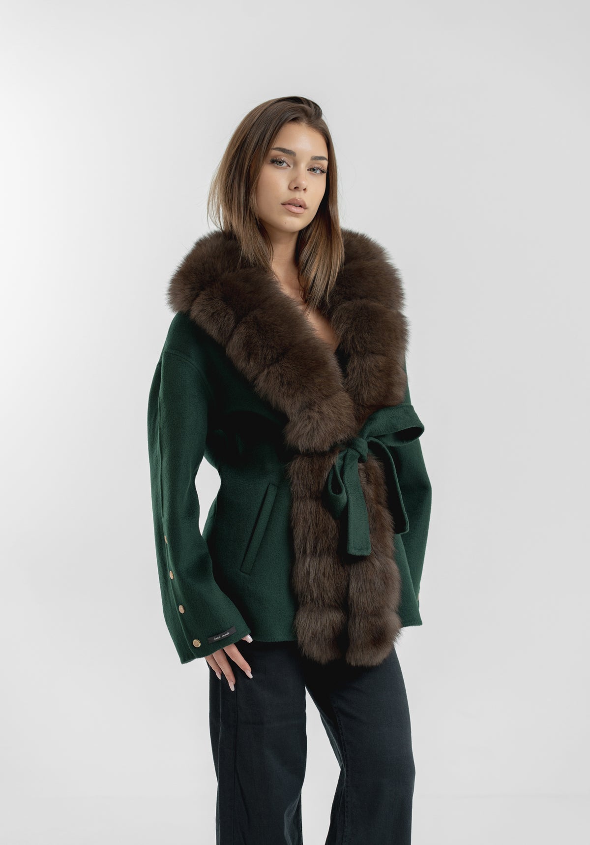 Palton scurt din lână premium accesorizat cu blană naturală de vulpe