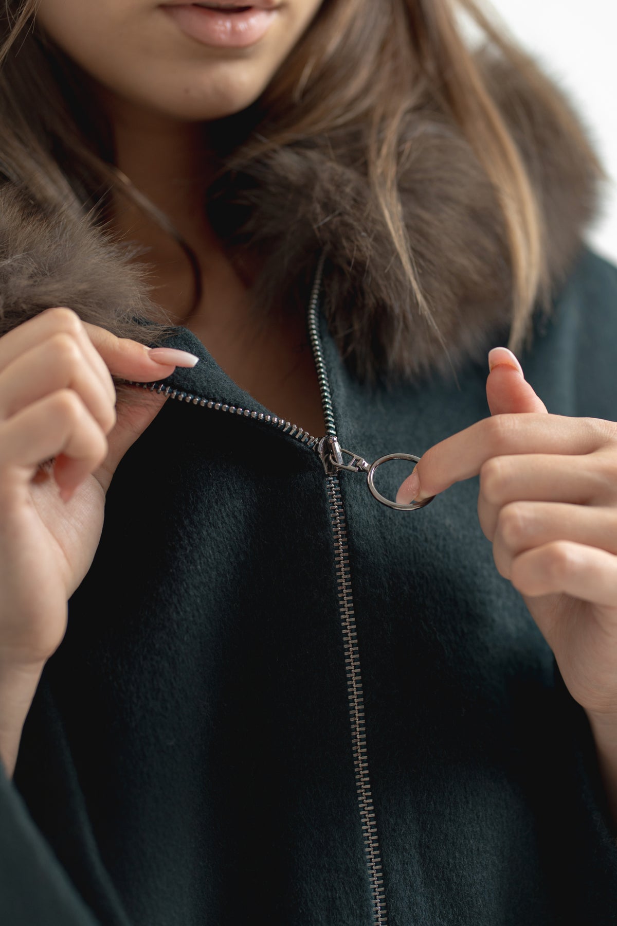 Jachetă de tip palton scurt, realizată manual (handmade) din lână naturală și accesorizată cu blană de vulpe