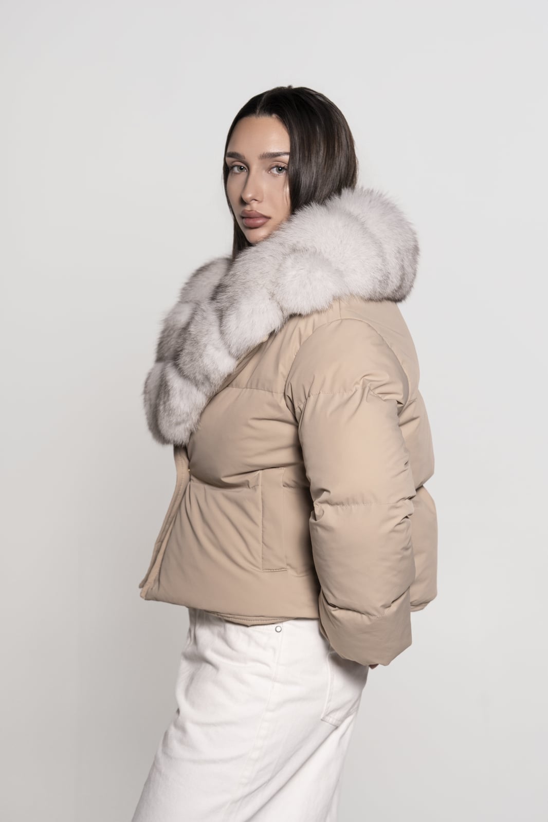 Făs impermeabil accesorizat cu guler din vulpe polar