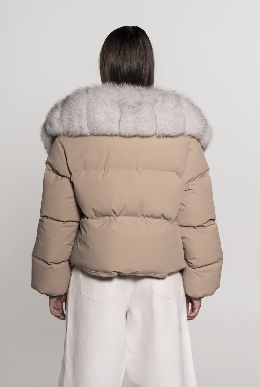 Făs impermeabil accesorizat cu guler din vulpe polar