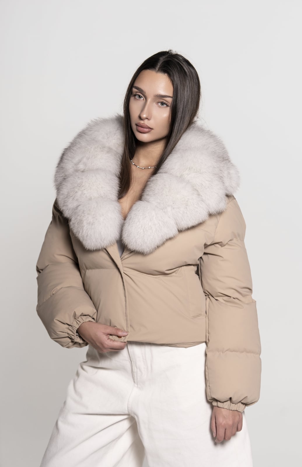 Făs impermeabil accesorizat cu guler din vulpe polar