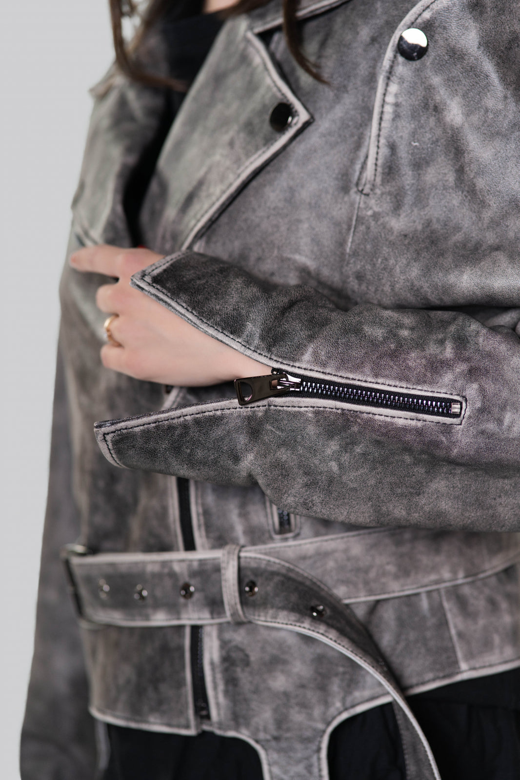 Geaca biker din piele de ovina cu efect de spalare – gri marmorat