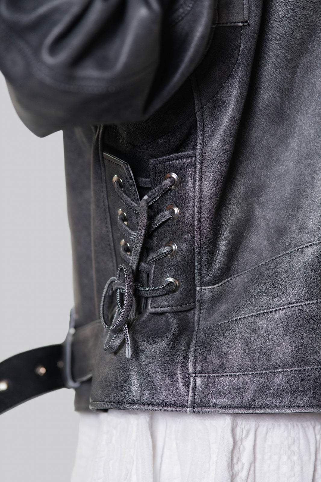 Geaca biker din piele naturala de ovina gri, impletitura in spate