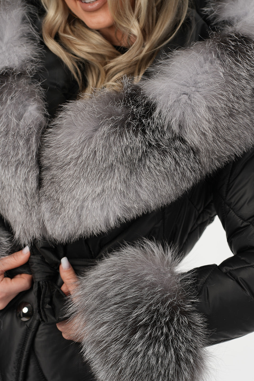 Geacă din fâș impermeabil cu guler și glugă accesorizate cu blană naturală de vulpe – detașabilă