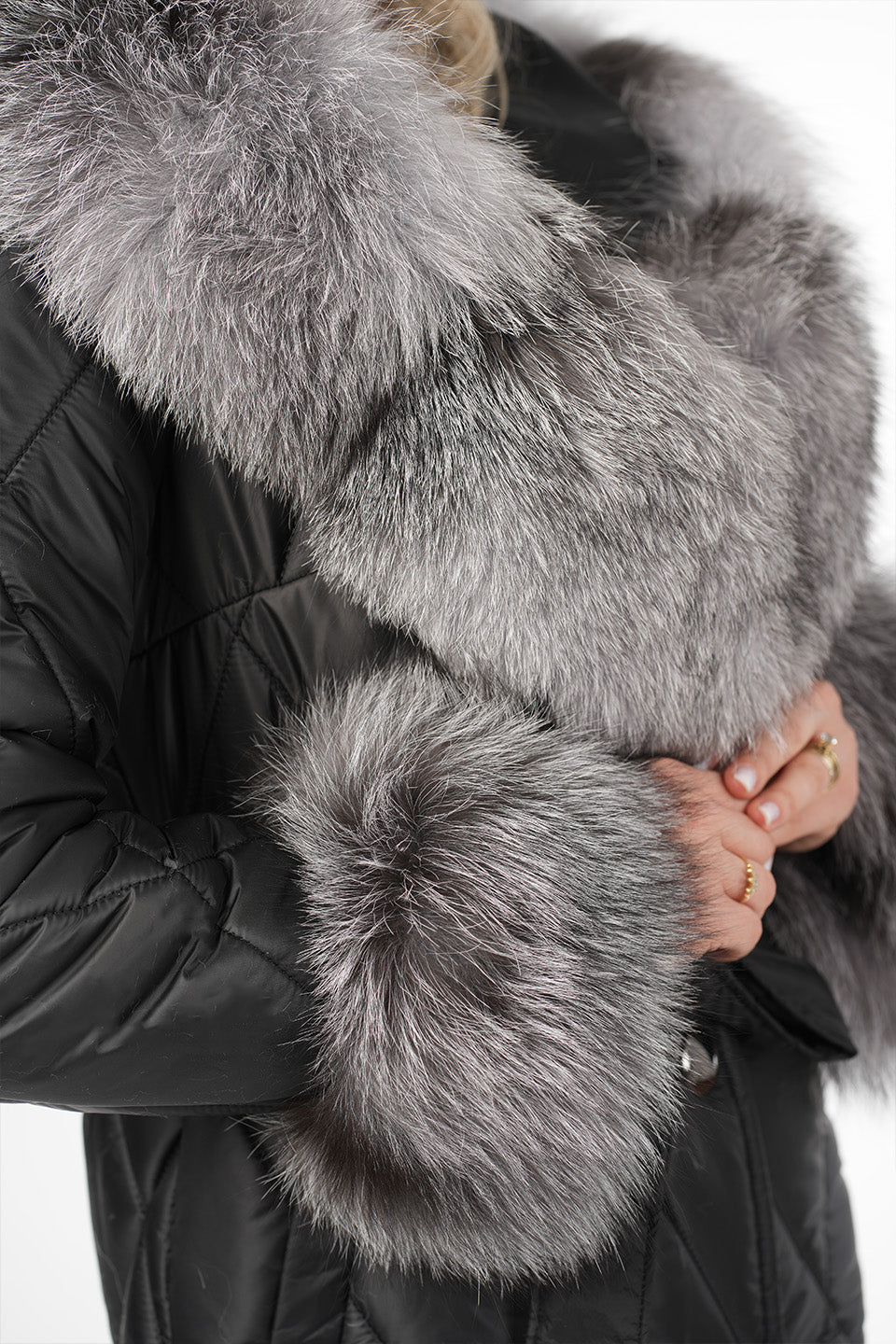 Geacă din fâș impermeabil cu guler și glugă accesorizate cu blană naturală de vulpe – detașabilă