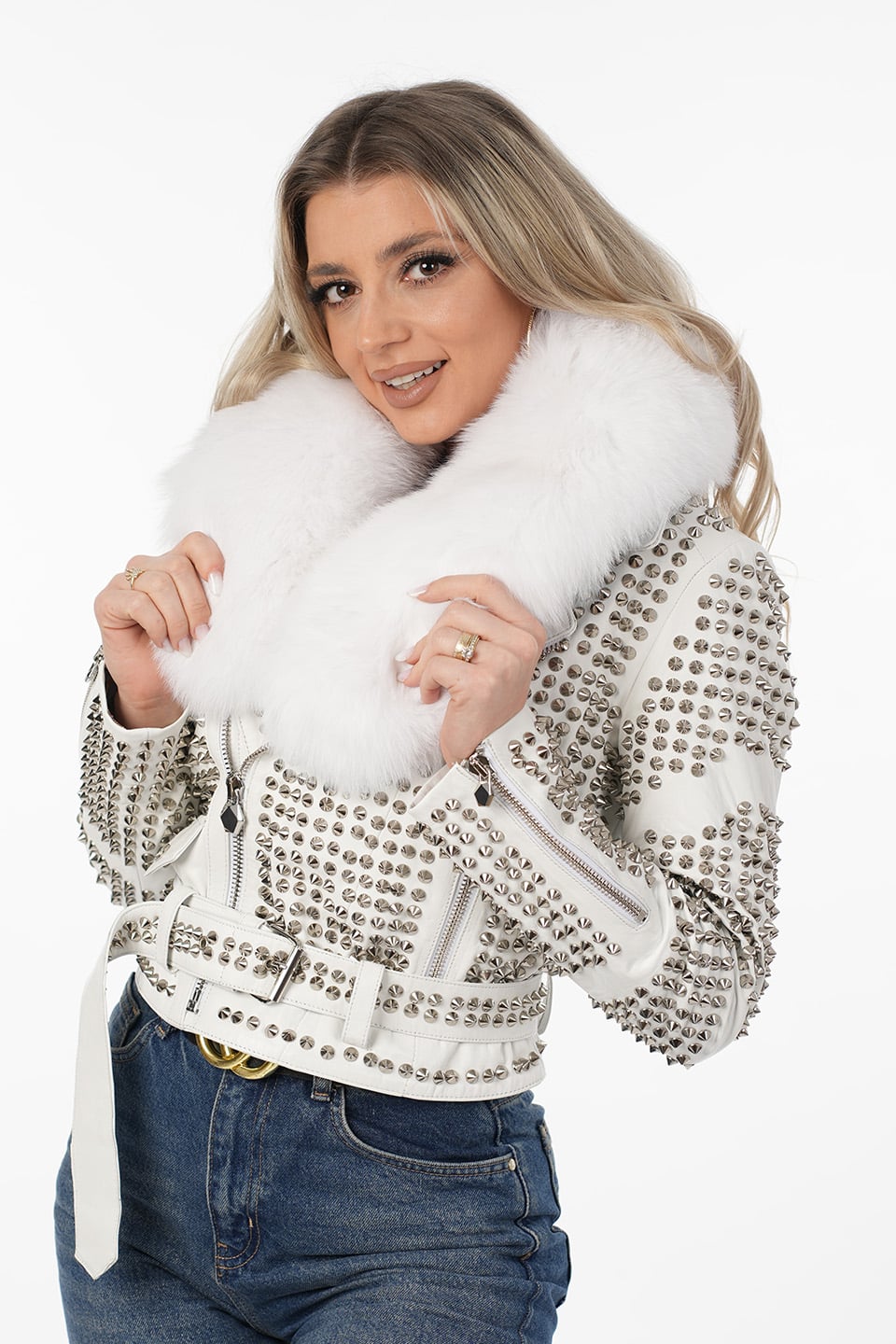 Geacă din piele de ovină cu guler detașabil din vulpe, accesorizat cu ținte metalice argintii - ALB