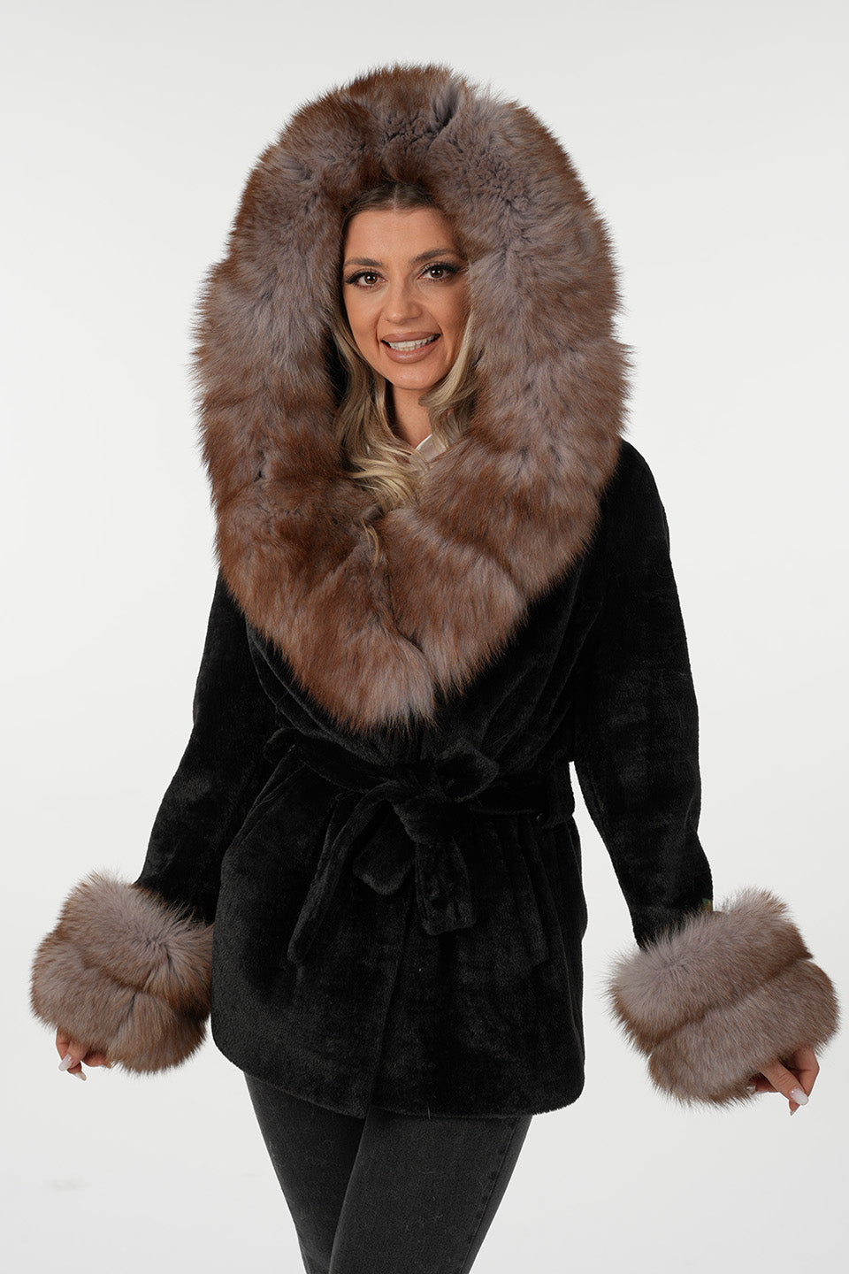 Haină din blană alcantara accesorizat cu guler din vulpe polară