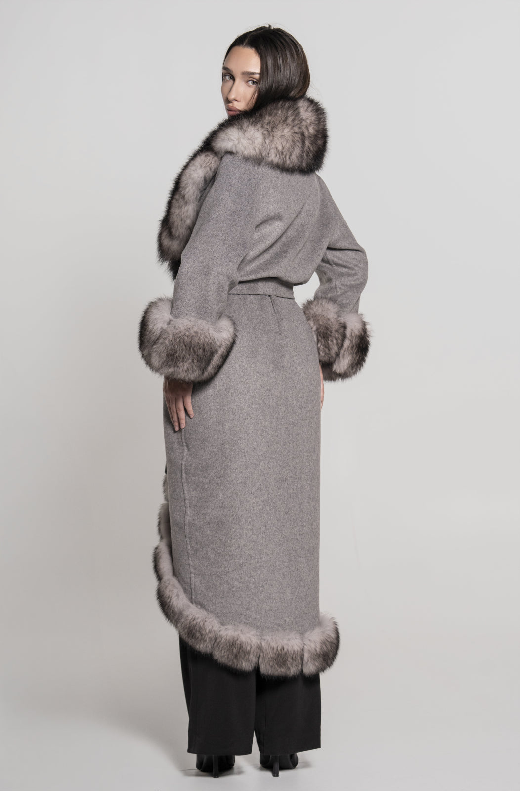 Palton din lână Alpaca accesorizat cu garnitură din vulpe