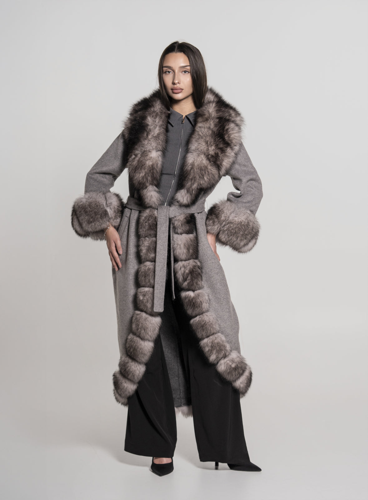 Palton din lână Alpaca accesorizat cu garnitură din vulpe
