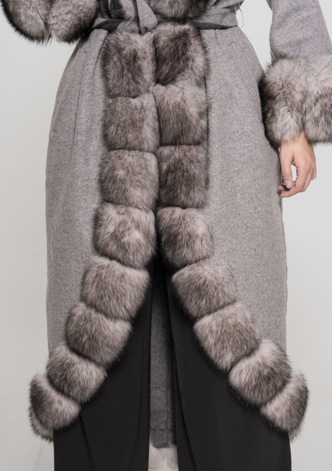 Palton din lână Alpaca accesorizat cu garnitură din vulpe