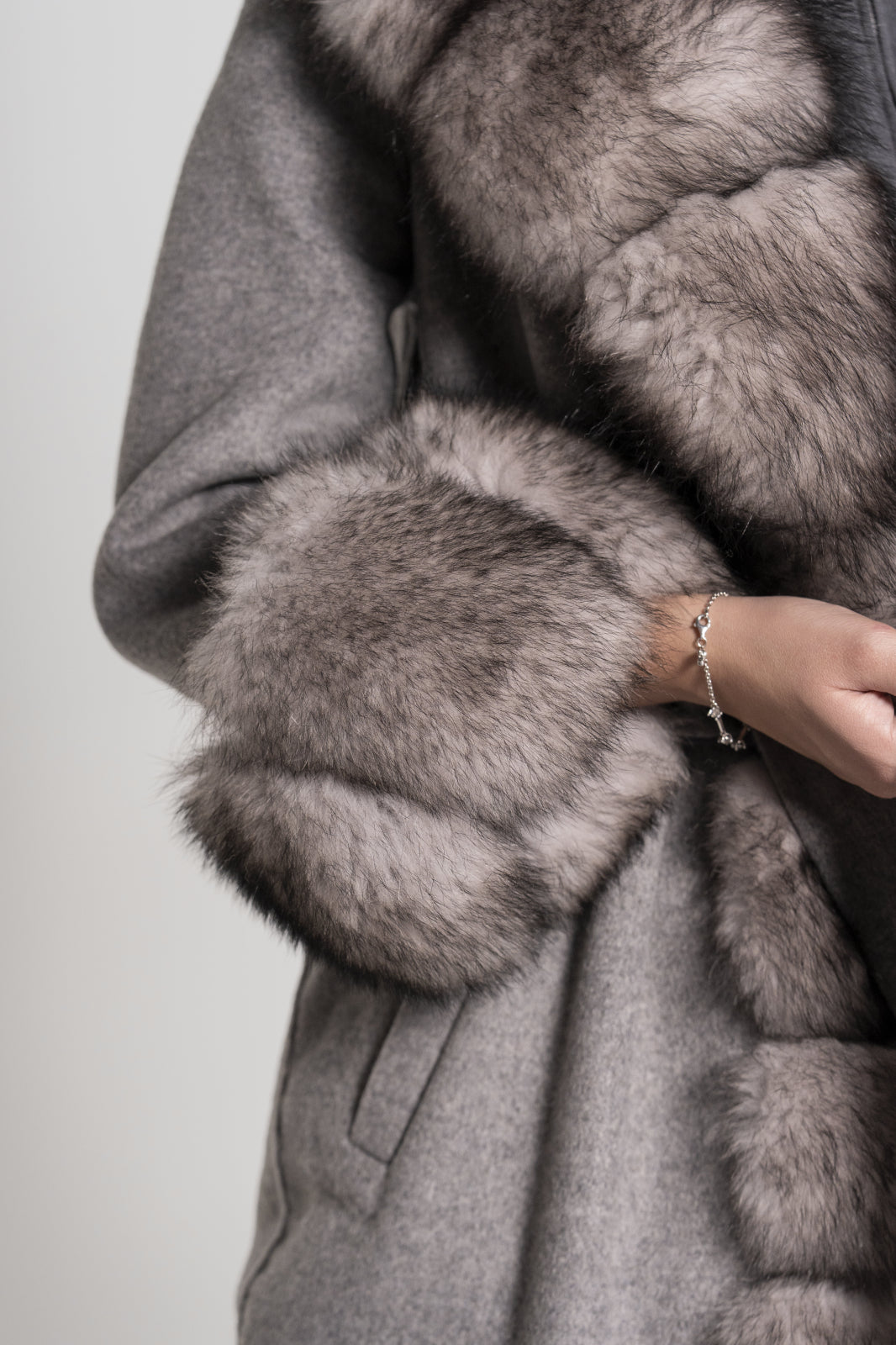 Palton din lână Alpaca accesorizat cu garnitură din vulpe