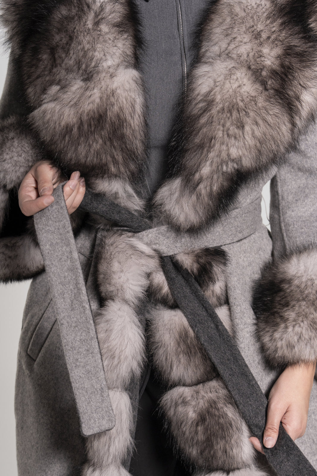 Palton din lână Alpaca accesorizat cu garnitură din vulpe