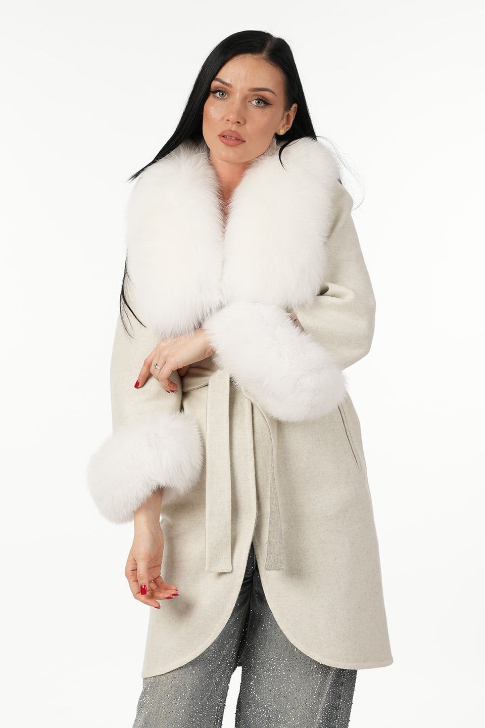 Palton din lână alpaca accesorizat cu guler de vulpe polară albă